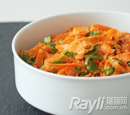 辣味芝麻胡萝卜沙拉