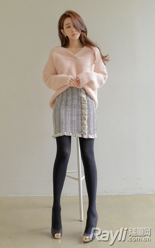 浅粉色大V领毛衣搭配花呢半身短裙