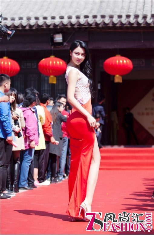 风情妩媚大秀美臀长腿 环球小姐吴丹受邀参加北京国际电影节