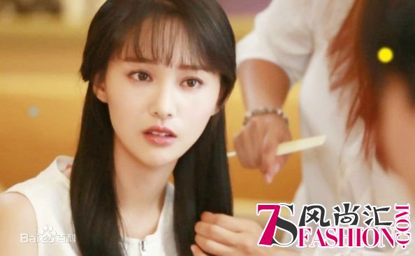 《微微一笑很倾城》中饰演了计算机系花贝微微