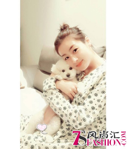 姜素拉，与宠物犬一起晒出“晚安”自拍照