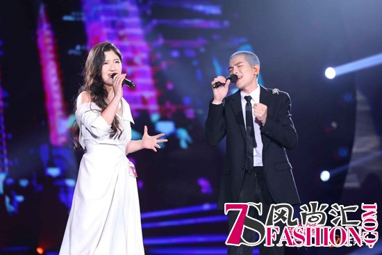 人气超女方圆与萧敬腾现场合作舞台《怎么说我不爱你》