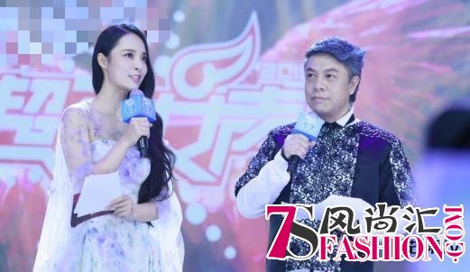 蔡康永在超女与小花旦李莎旻子搭档