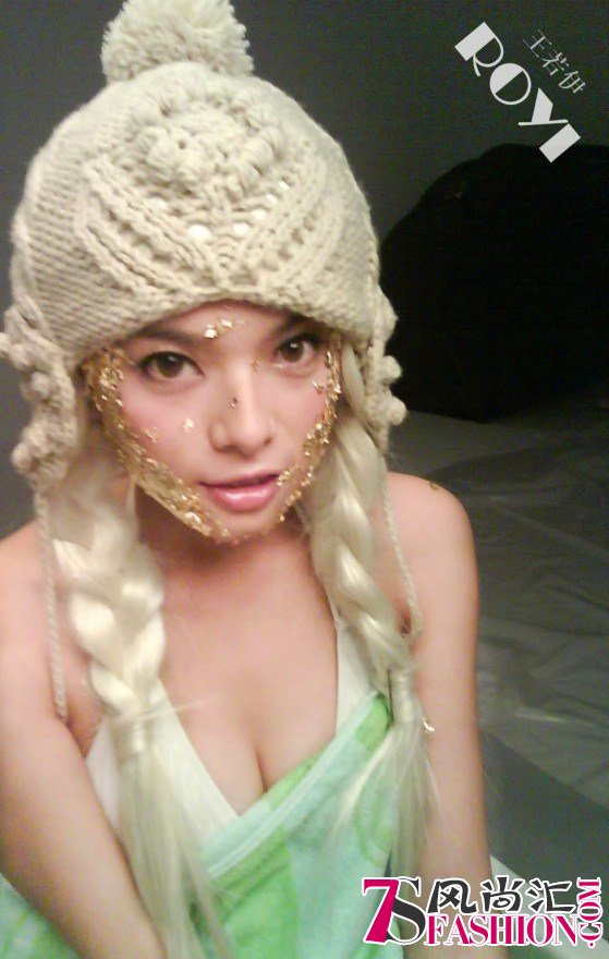 释小龙与神秘女现身机场 搂美女牵手而行