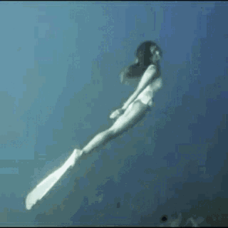 全智贤在新剧《蓝色大海的传说》美人鱼角色的替身曝光，女替身除了和全智贤同样拥有纤细的四肢外，最吸睛就是那一双长腿，她在没有戴氧气罩和其他工具的情况下畅游，身材曲线姣好。