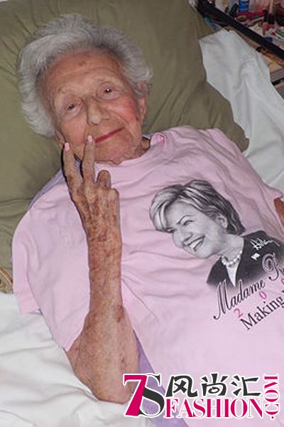 Goldie Greener，98岁，佛罗里达州。她穿的这件T恤是2008年希拉里第一次参选的时候，她的孙子给她买的，今年她又穿起来再次支持希拉里了。