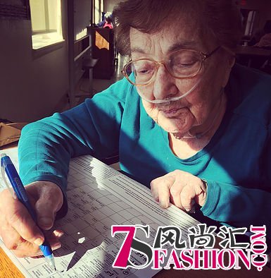 Sylvia Schulman，99岁，纽约州。她说这次投票不仅仅是因为希拉里是女性，也不是因为她是民主党人。“作为女性可以做任何我们想要的东西，尤其是当在我们的职业生涯中努力工作。”