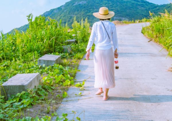 夏季浅色裙子搭配技巧