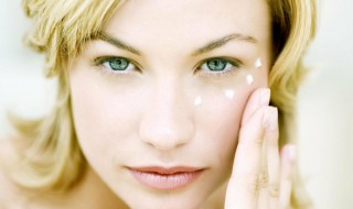 涂眼霜的最佳时间 眼霜的作用有哪些
