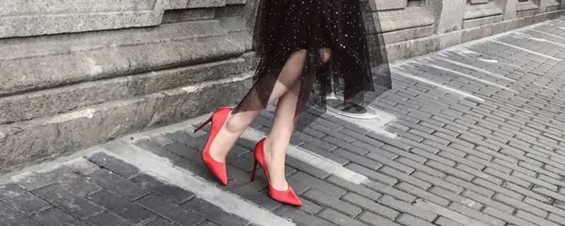 红色高跟鞋配什么颜色的裙子