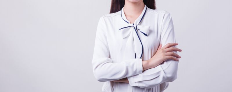 高腰牛仔短裤搭配什么上衣