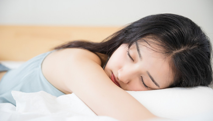 睡眠面膜可以直接涂在脸上睡觉吗