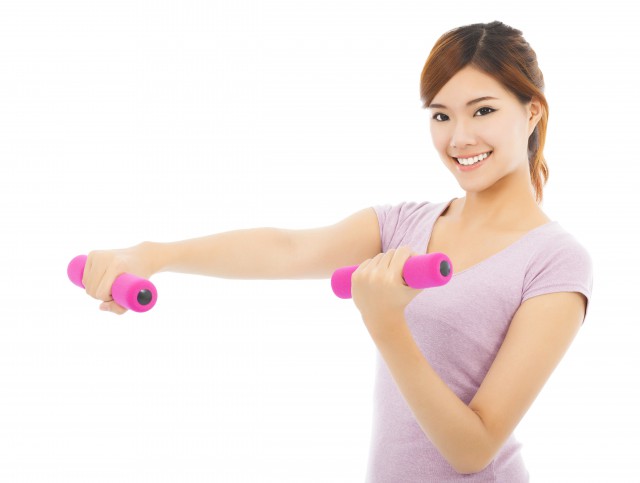 用哑铃锻炼手臂肌肉  三种方法助你打造强劲臂力