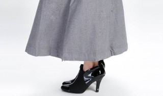 浅灰色连衣裙搭配什么鞋 你懂了吗
