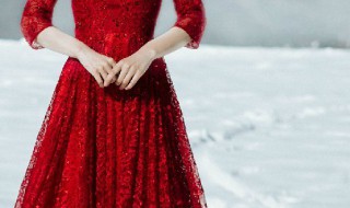 冬天红裙子配什么颜色的上衣 红色裙子配什么颜色上衣