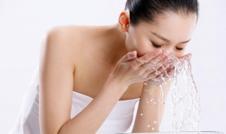 爽肤水和乳液哪个先用 爽肤水是在乳液之前用的