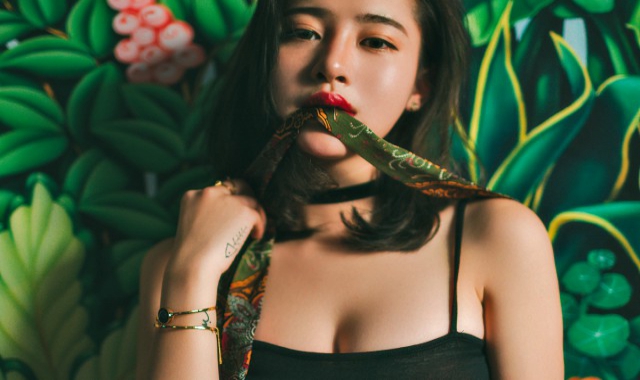 胸大的女孩子适合什么穿搭 大胸女生穿搭指南
