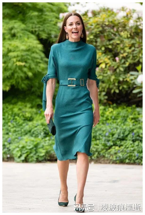 凯特出席时尚颁奖礼，穿翡翠绿连衣裙优雅不失时尚，吊打时尚达人