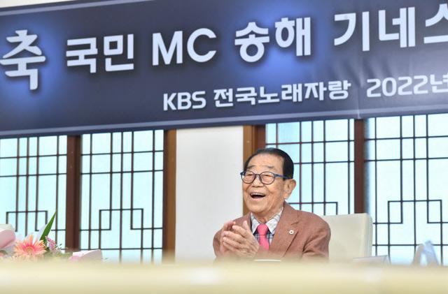 95岁韩国主持人宋海去世 今年曾因得新冠暂停工作