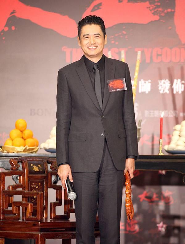 67岁周润发现身街头跑步，四肢纤细如竹竿，瘦成纸片人惹人担忧