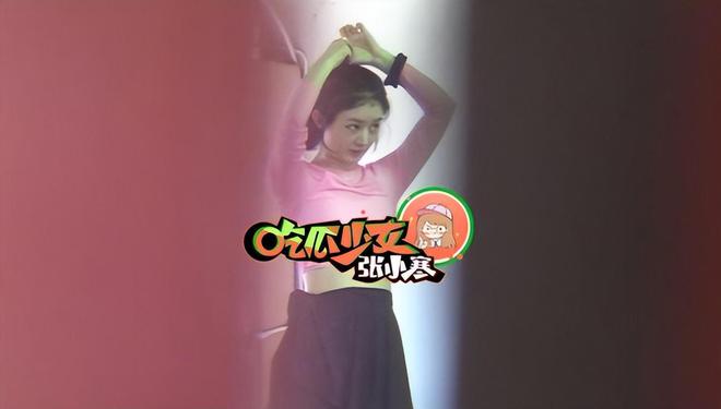 34岁赵丽颖素颜健身被拍，穿露腹装全被汗水浸湿，身材凹凸有致