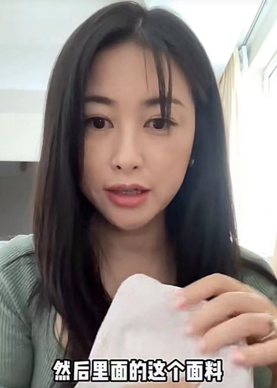 37岁朱珠大方分享内衣！穿灰色紧身衣秀事业线，皮肤白嫩酒窝抢镜