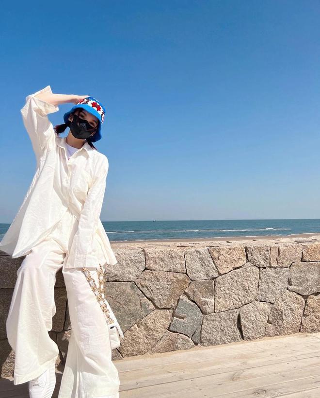杨丞琳李荣浩秦皇岛阿那亚度假，穿白色休闲大码套装，慵懒且随性